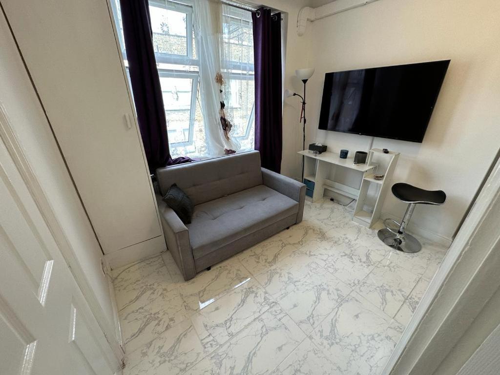4 Floor New Miles Londra